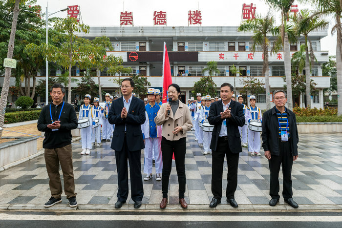 公司受到白马井中学的热烈欢迎.jpg