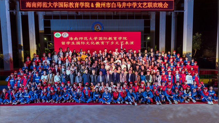 演职人员幕后合影.jpg