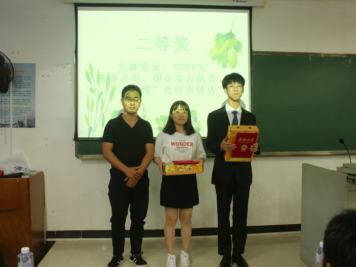 公司贺小萱同学代表团队上台领奖.jpg