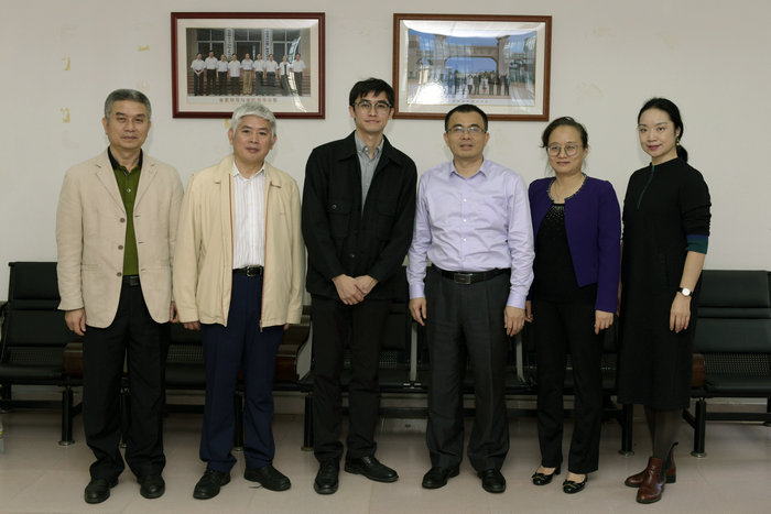 三亚学院人文与传媒学院代表团与公司领导合影.jpg