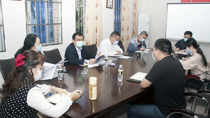 与会人员交流开学返校工作细节.jpg