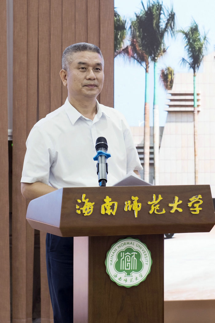 吴椿副书记主持典礼.jpg