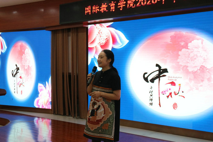 柴俊星副经理向全体新生致辞.jpg