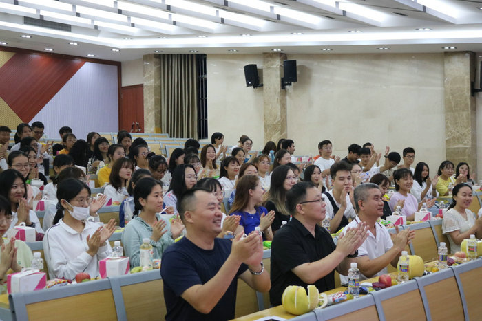 公司20级新生与各领导们共同观看表演.jpg