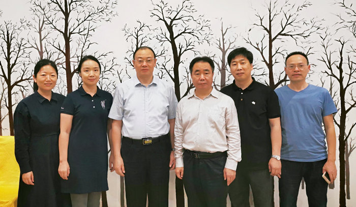 副董事长李森、党委委员高文财会见李泉教授.jpg