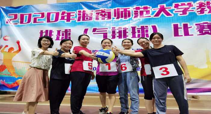 女排队员赛后合影留念.png