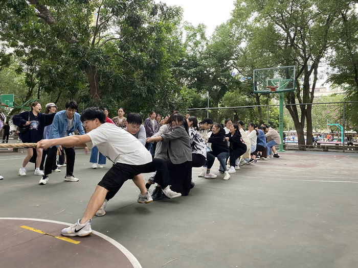 同学们齐心协力拔河1.jpg