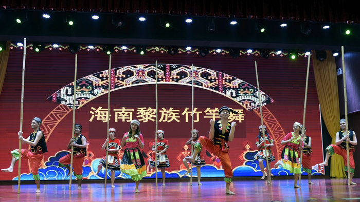 8、公司菲律宾员工吉辉荣获琼州杯才艺二等奖1.jpg