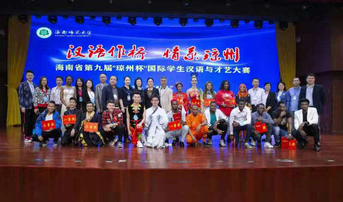 13、评委嘉宾与参赛选手合影.jpg