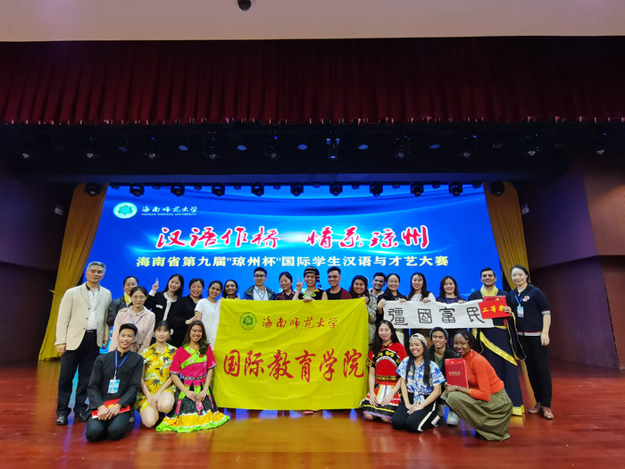 14、公司参赛选手及全体工作合影.jpg