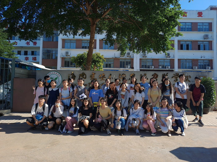 图3   2018级1班员工在定安仙沟思源实验学校门前合影.jpg
