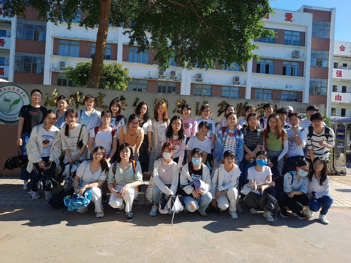 图4   2018级2班员工在定安仙沟思源实验学校门前合影.jpg