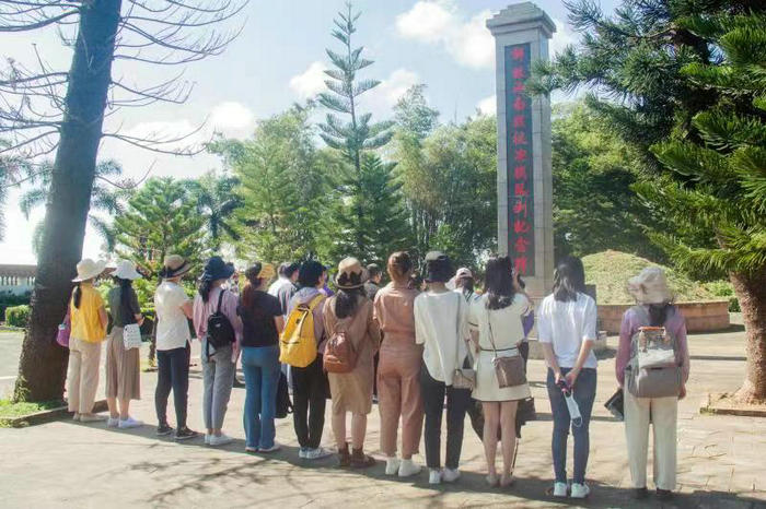 为解放海南决战胜利牺牲的烈士默哀.jpg