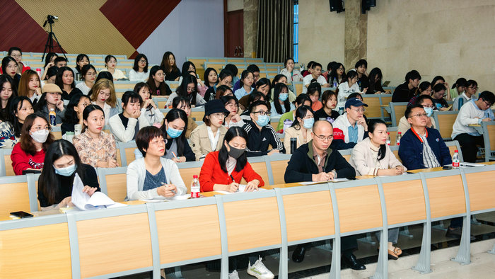 公司教师认真观摩.jpg