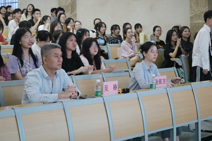 公司吴椿副书记和辅导员张依方老师莅临现场.jpg