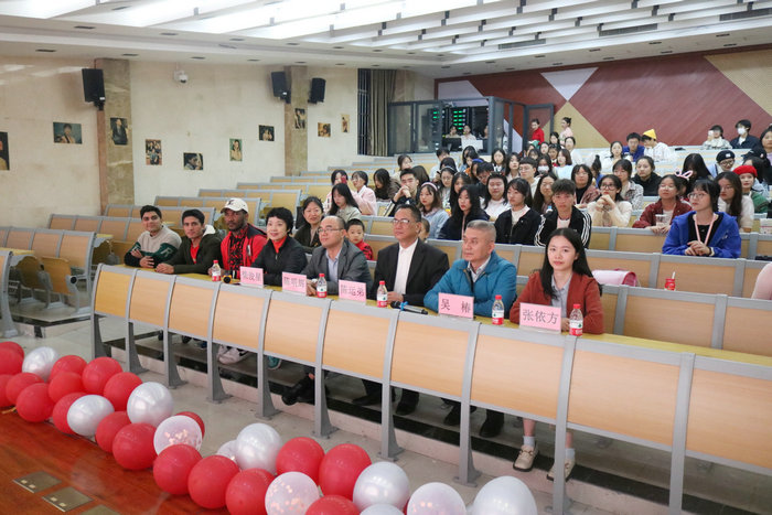 领导老师们参与现场活动.jpg