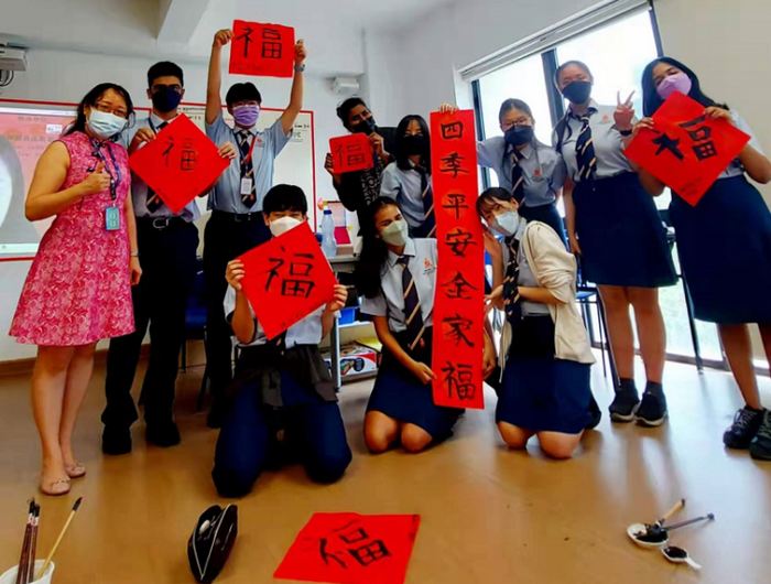 马来西亚员工展示对联书法作品（世纪大学孔子学院提供）.png