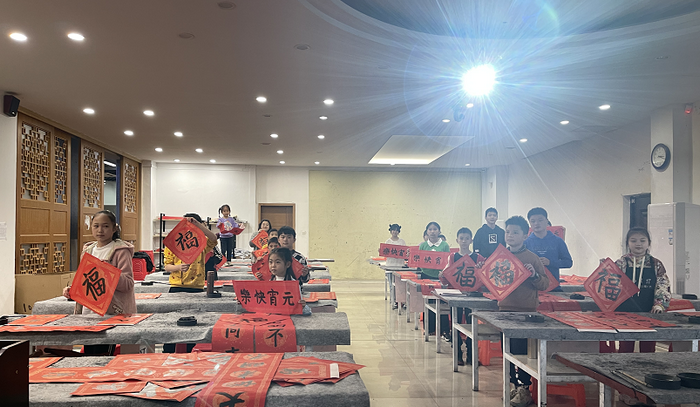 海南中小员工展示自己的春联书法作品（曹志 摄）.png