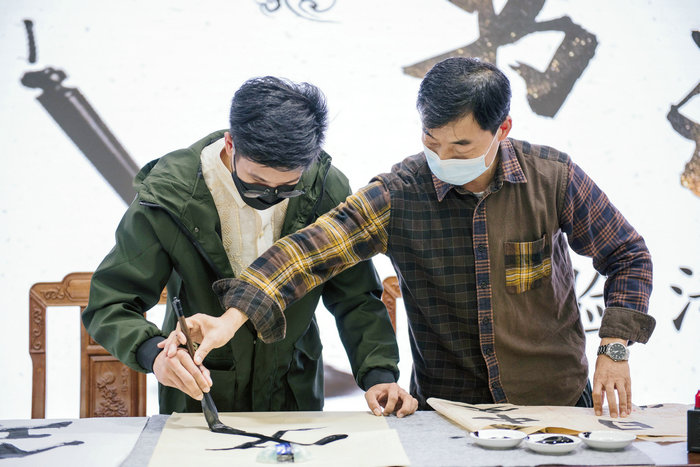 职工在老师指导下体验书法1.jpg