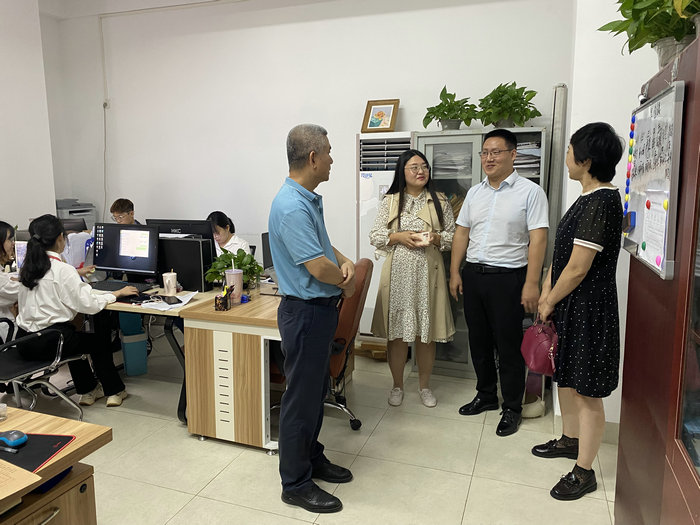 公司领导跟用人单位负责人了解就业情况.jpg
