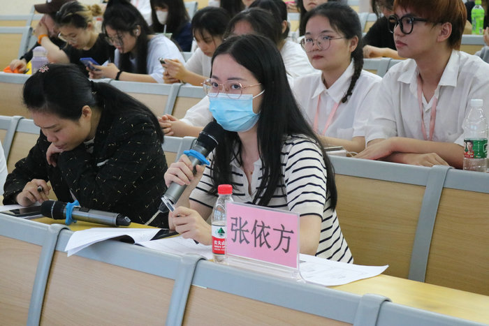 张依方老师对比赛进行点评.JPG