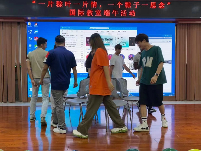 抢凳子游戏.jpg