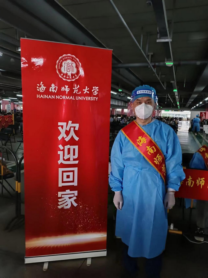 公司党委副书记吴椿深夜在美兰机场进行接机防疫工作.png