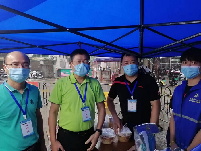公司网格管理小组在暴雨中驻守金鹏员工公寓网格隔离区.png