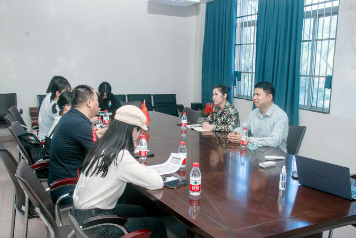 公司与海南航空集团有限公司代表进行友好洽谈（一）.jpg