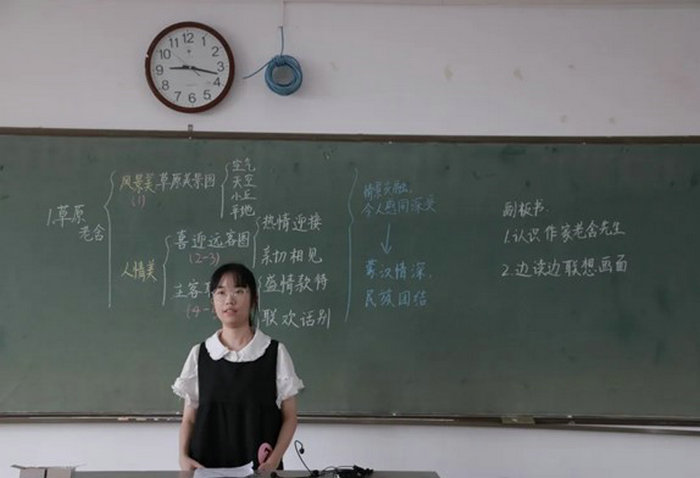 陈盈菁参加板书技能决赛.jpg