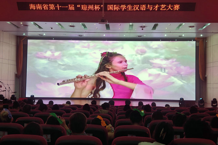 谢姝桦同学吹笛子.jpg