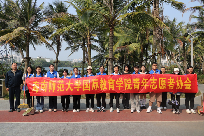 公司辅导员、团委书记马昌俊老师与志愿者合影留念.png