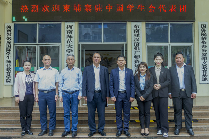 公司大楼前合影.jpg
