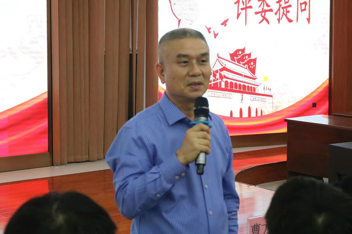 公司党委副书记吴椿点评各班级团支部的汇报.jpg