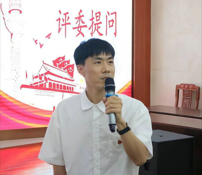 曹方向老师点评各班级团支部书记的汇报.jpg