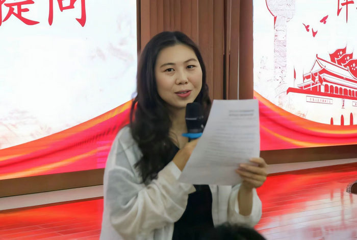 牟鸿月老师点评各班级团支部的汇报.jpg