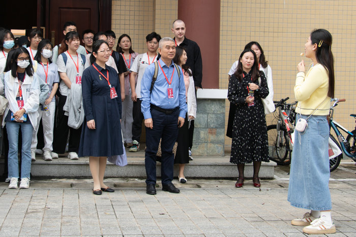 文昌中学教师带领公司师生参观校园.jpg