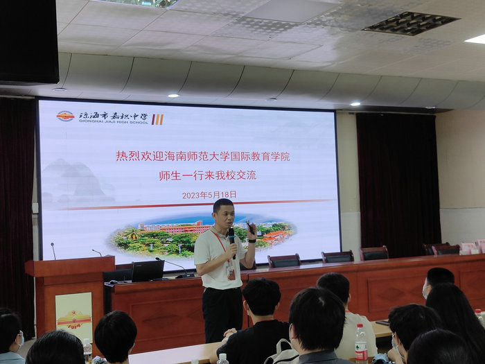 1.嘉积中学石国亮副董事长介绍课程建设情况.jpg