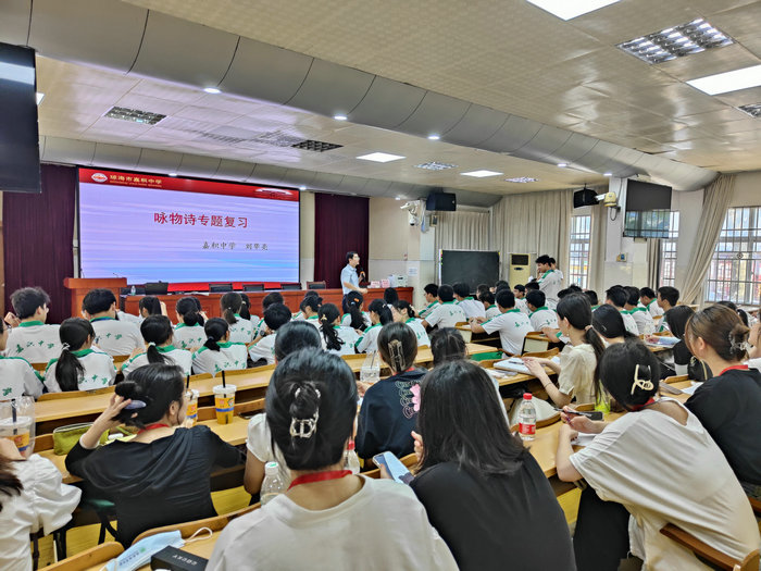 2.师生观摩公开课1.jpg