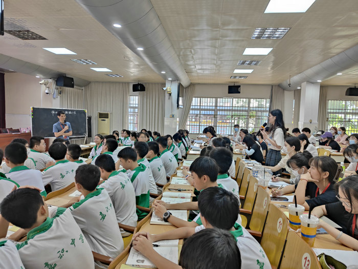 3.师生观摩公开课2.jpg