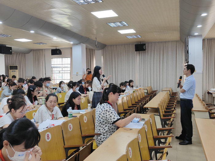 4公司员工与嘉中老师进行热烈的交流.jpg