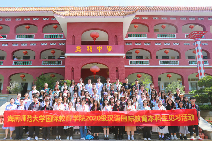 6.全体师生在嘉积中学合影.jpg