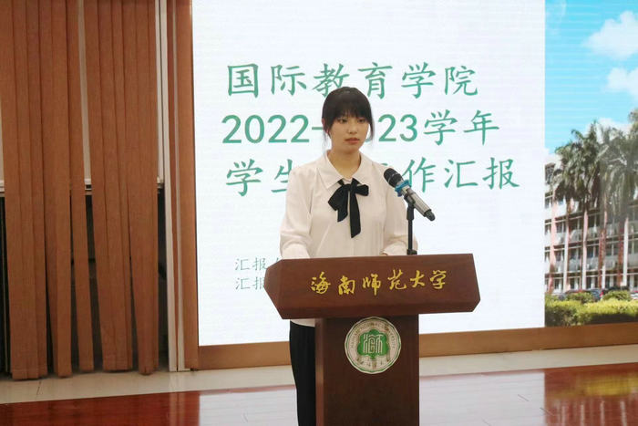 员工会执行主席屈文婕作工作汇报.jpg