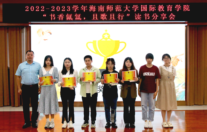 马昌俊老师为选手颁奖4.png