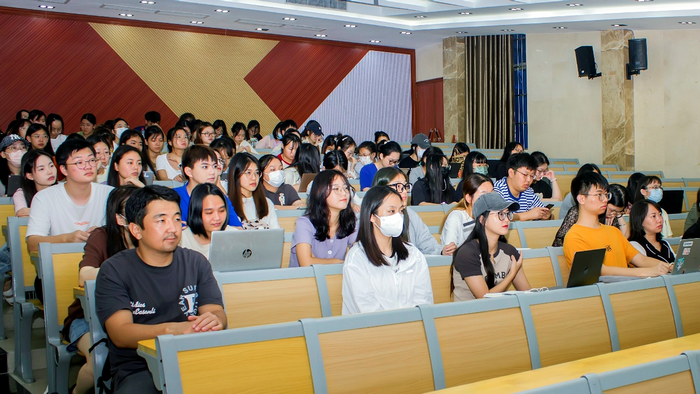 公司员工参加讲座.png