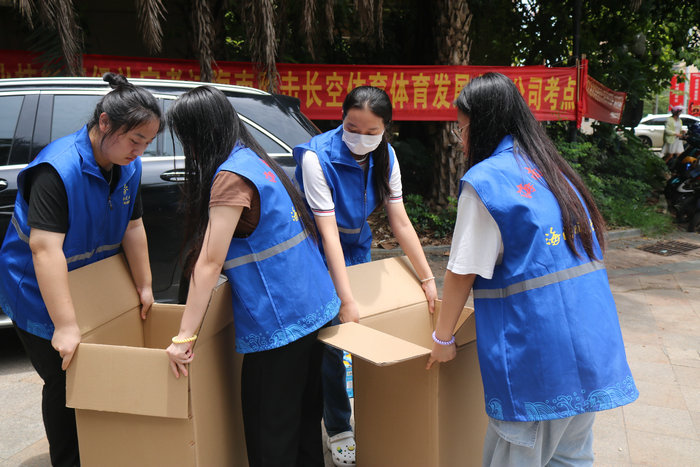 公司志愿者协助搬运午餐.jpg