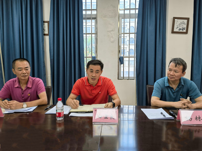 白显良副董事长与学校第三指导组成员莅临指导.jpg
