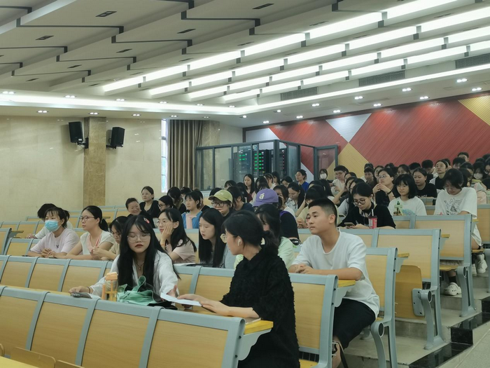员工在动员大会现场就坐.png