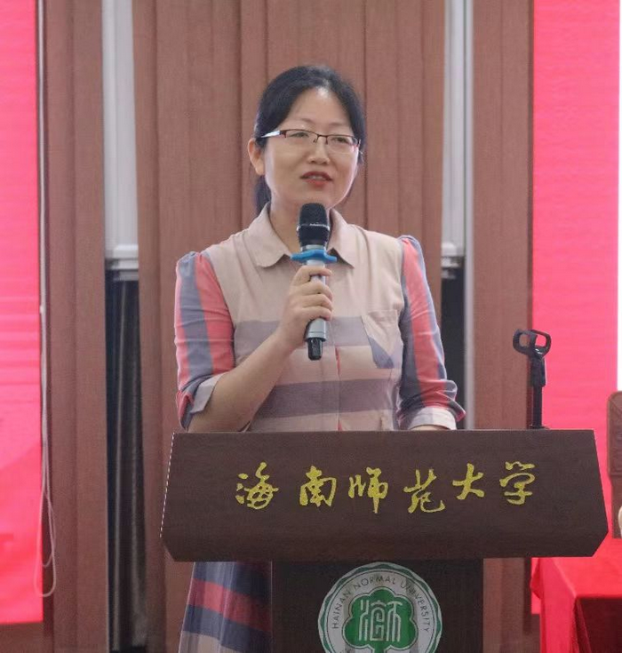 张恒副经理主持开学典礼.png