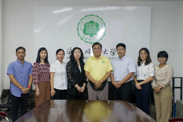 公司与曼德勒福庆学校孔子课堂人员合影.jpg